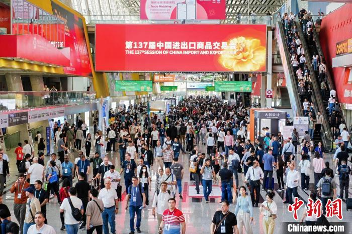 Smart Manufacturing QGM lyser på Canton Fair | QGM -aktier låter världen se kraften hos kinesiska tegelmaskiner