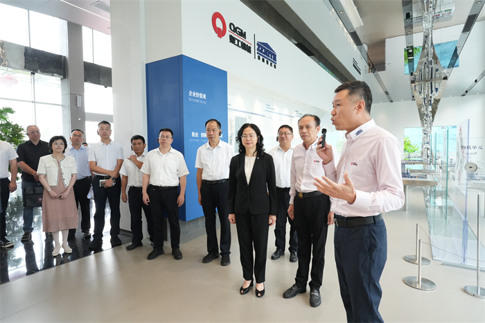 Biträdande guvernör Jiang Erxiong ledde ett team för att undersöka Quangong Machinery Co., Ltd för att hjälpa Quanzhou att bygga en smart tillverkningsstad