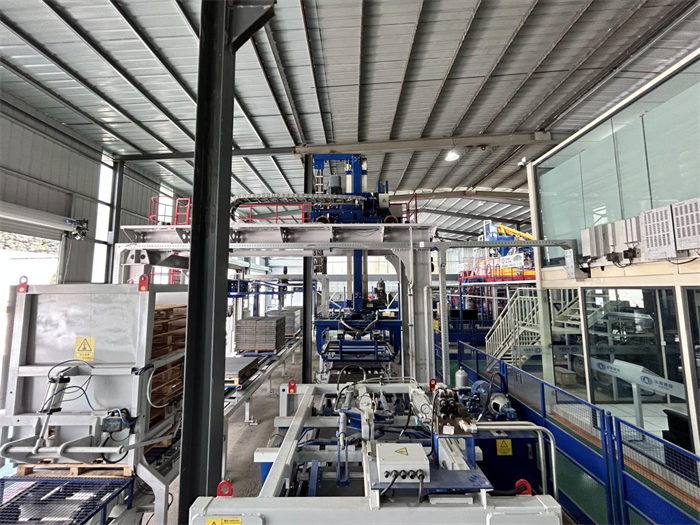 QGM:s ZN-seriens avancerade produktionslinje för PC-tegelimitationer av sten sattes framgångsrikt i produktion hos ett ledande företag för gröna byggmaterial i sydvästra Kina.