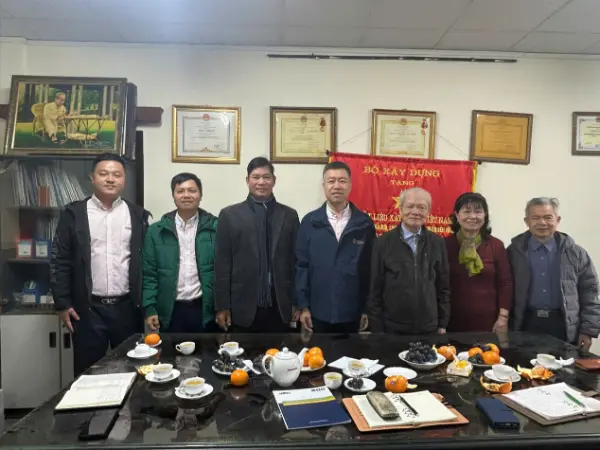 Fu Guohua, biträdande chef för Quangong Machinery Co., Ltd., ledde en delegation för att besöka Vietnam Building Materials Association för att främja utbyte och samarbete mellan den kinesiska och vietnamesiska byggmaterialindustrin.