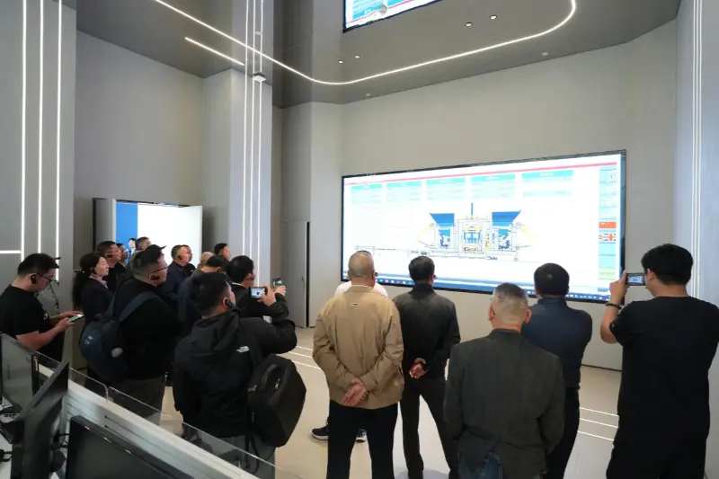 Det andra ständiga rådsmötet under den åttonde sessionen i China Building Blocks Association hölls i Quanzhou; Quangong Machinery Co., Ltd. bidrar till industriutbyte och utveckling.